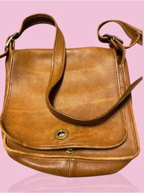 Classic Leather Crossbody Shoulder Bag in Cognac